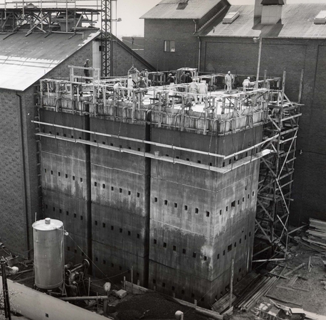 Forbygning til gærkælderen under opførelse, før 1955