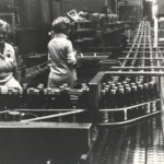 Jolly Cola aftappes, 1960erne