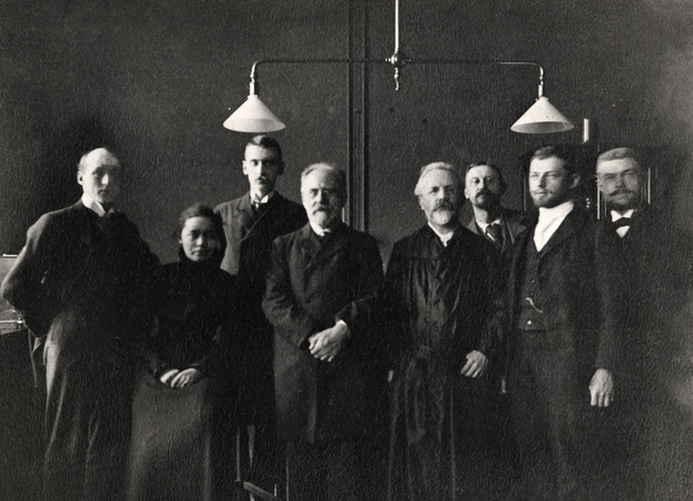 2 / 30 Emil Chr. Hansen og personale på laboratoriet, 1898
