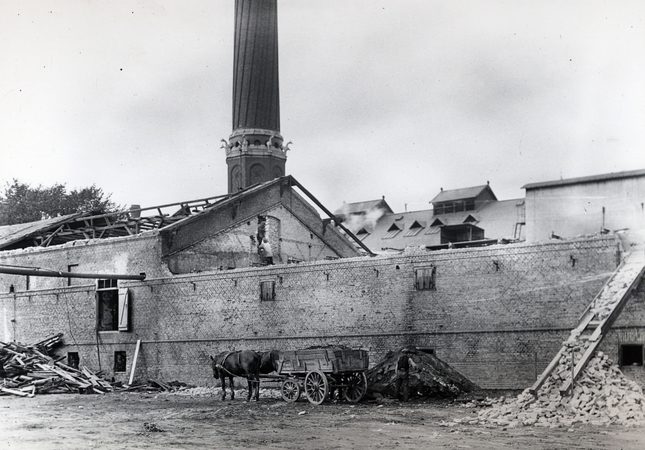 Nedrivning af mineralvandsfabrikken Alliances kedelhus, ca 1901.