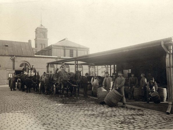 Lastning og udkørsel af fustager fra Mellembryggeriet, ca. 1897.