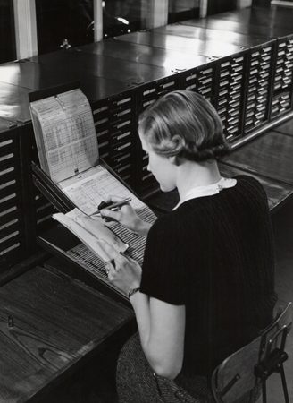 Kundekartotektet tjekkes i indenbysafdelingen. 1937.