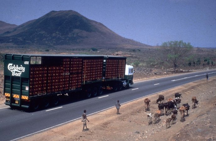 Lastbil læsset med ølkasser på vej gennem Malawi, 1970erne.