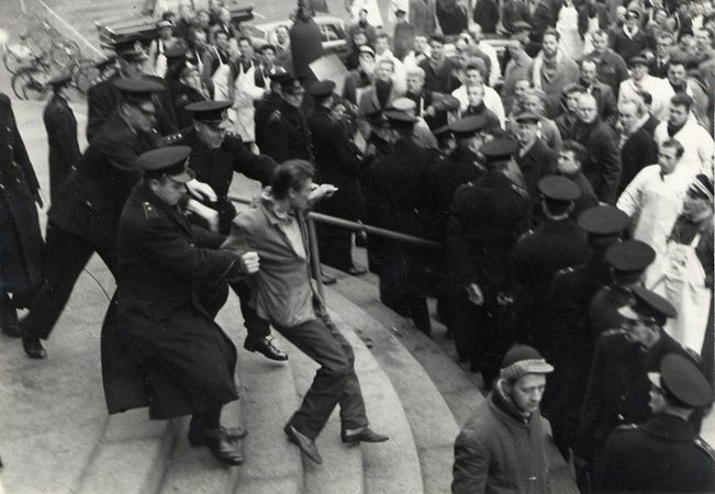 Demonstranter og politi, 1964