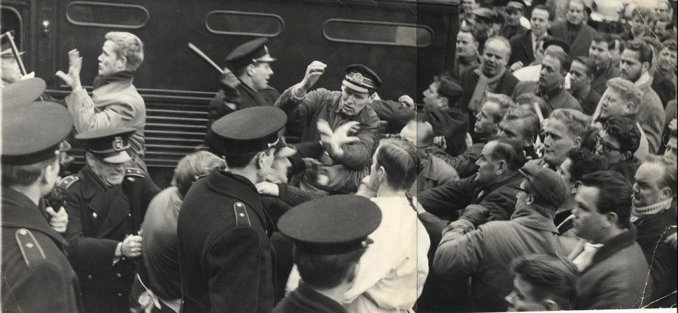 Demonstranter og politi, 1964