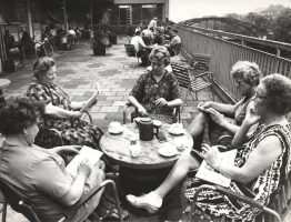 Bryggeriarbejderne holder pause på Solterrassen