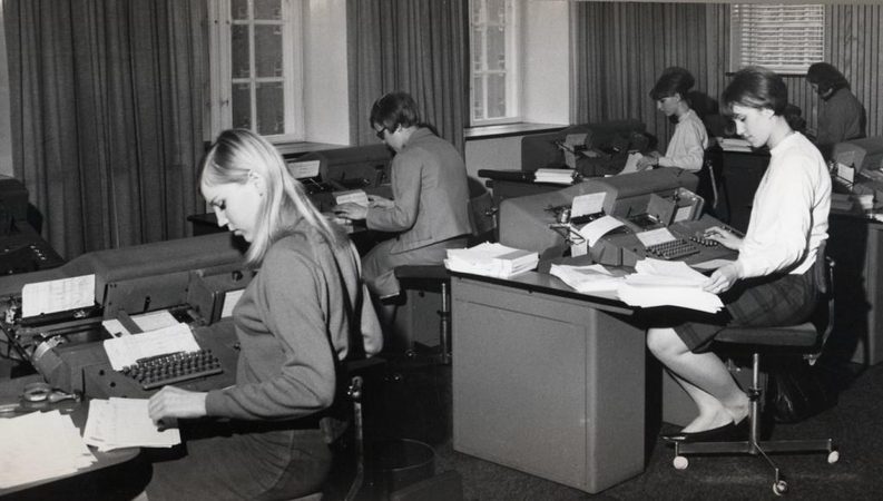 Regnskabsafdelingen fik hulkortmaskiner til hjælp omkring 1950. I begyndelsen blev hulkortenes huller udstanset manuelt ved hullemaskinen. Senere bliver det i højere grad automatiseret. Billedet er angiveligt fra 1970erne.