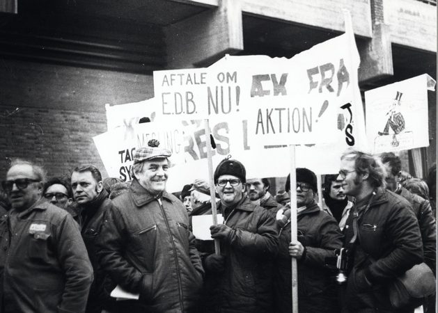 Strejkende bryggeriarbejdere har taget opstilling foran Bryggergården på Vesterfælledvej, 1985.